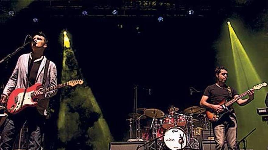 Brothers In Band. El grupo recrea con todo detalle los conciertos de Dire Straits; desde el timbre de voz, los punteos o los modelos de guitarras hasta los míticos solos de la banda. La formación  está compuesta por nueve músicos sobre el escenario, la misma que llevaron los Dire Straits en su última gira entre 1991 y 1992.  
Faro