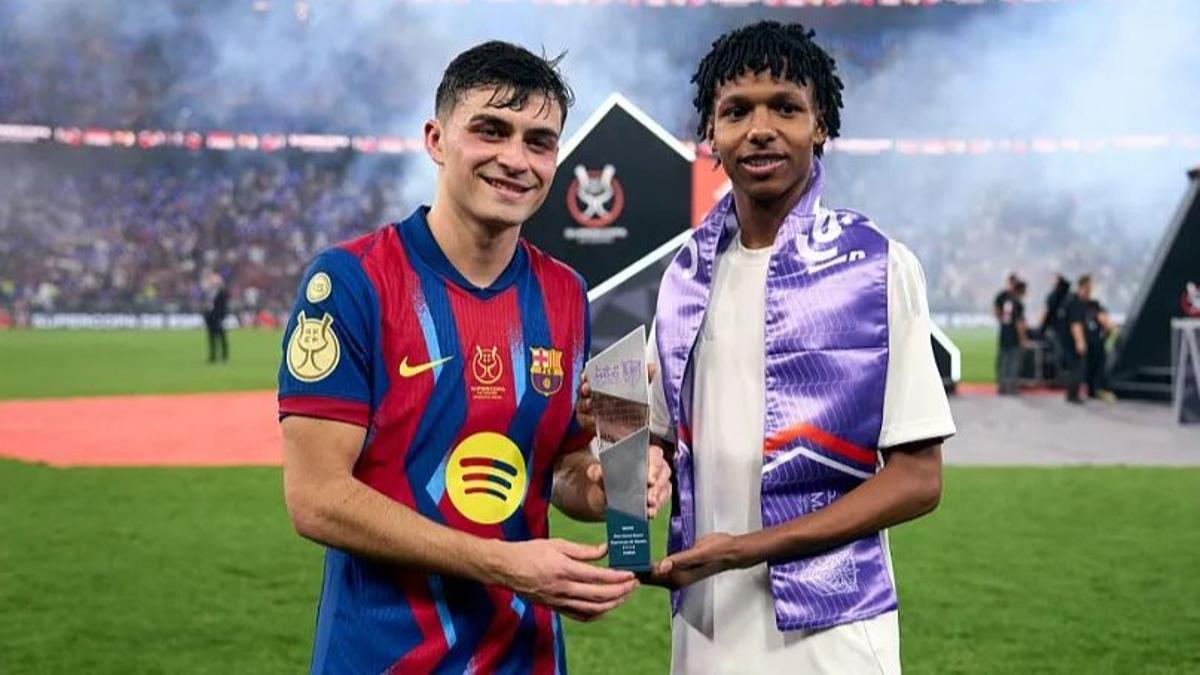 Pedri recibió el trofeo a la mejor asistencia de la Supercopa de España