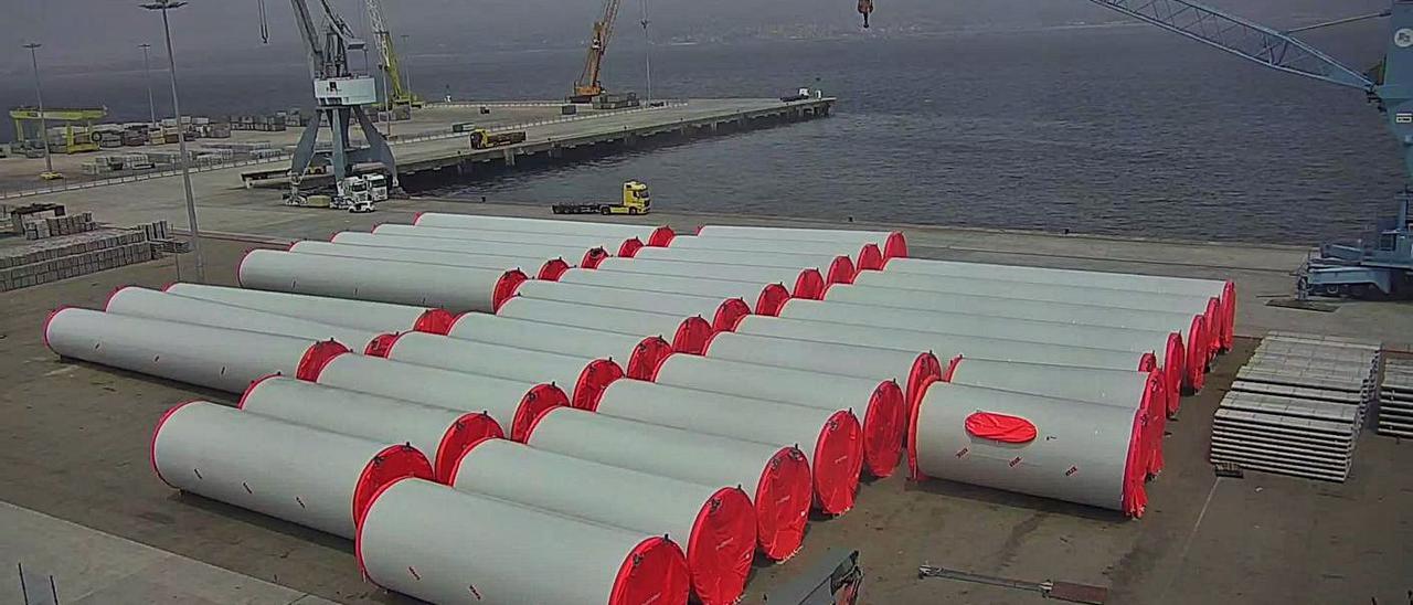 Las primeras torres eólicas del pedido (en la foto) ya están en los muelles comerciales del puerto.