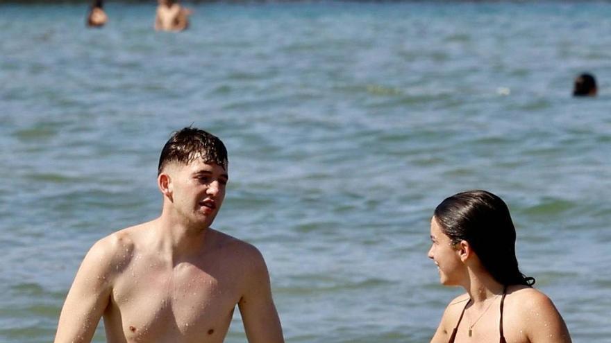 San Lorenzo se llena de bañistas para combatir el calor en Gijón: “Cuesta entrar, pero luego se está genial”