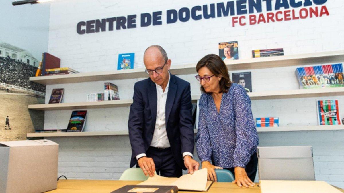 Jordi Cardoner y Teresa Basilio en las nuevas instalaciones del Centro de Documentación y Estudios del FC Barcelona