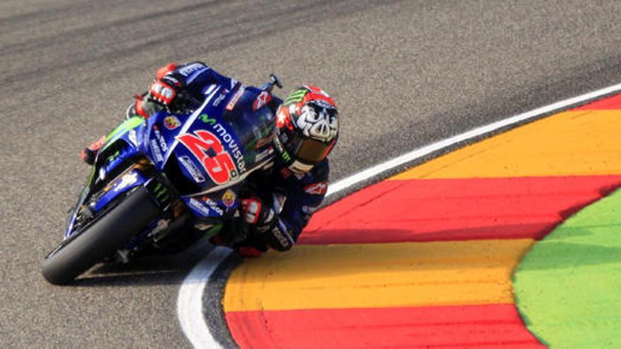 Maverick Viñales pilota su moto en el circuito de Alcañiz.