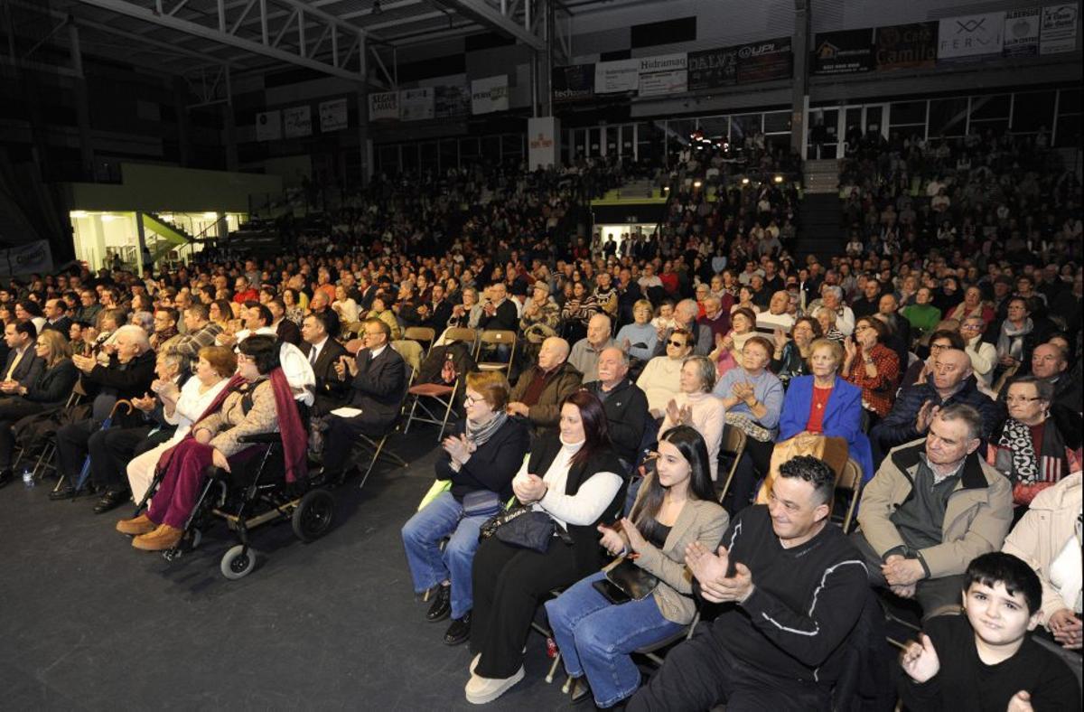 O público que encheu 
a pista e parte das
 gradas do Arena.