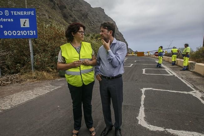 13/07/2016 Visita del presidente del Cabildo de Tenerife Carlos Alonso  junto a Técnicos para ver in situ el estado del derrumbe del talúd de la carretera que lleva a la Punta de Teno.José Luis González