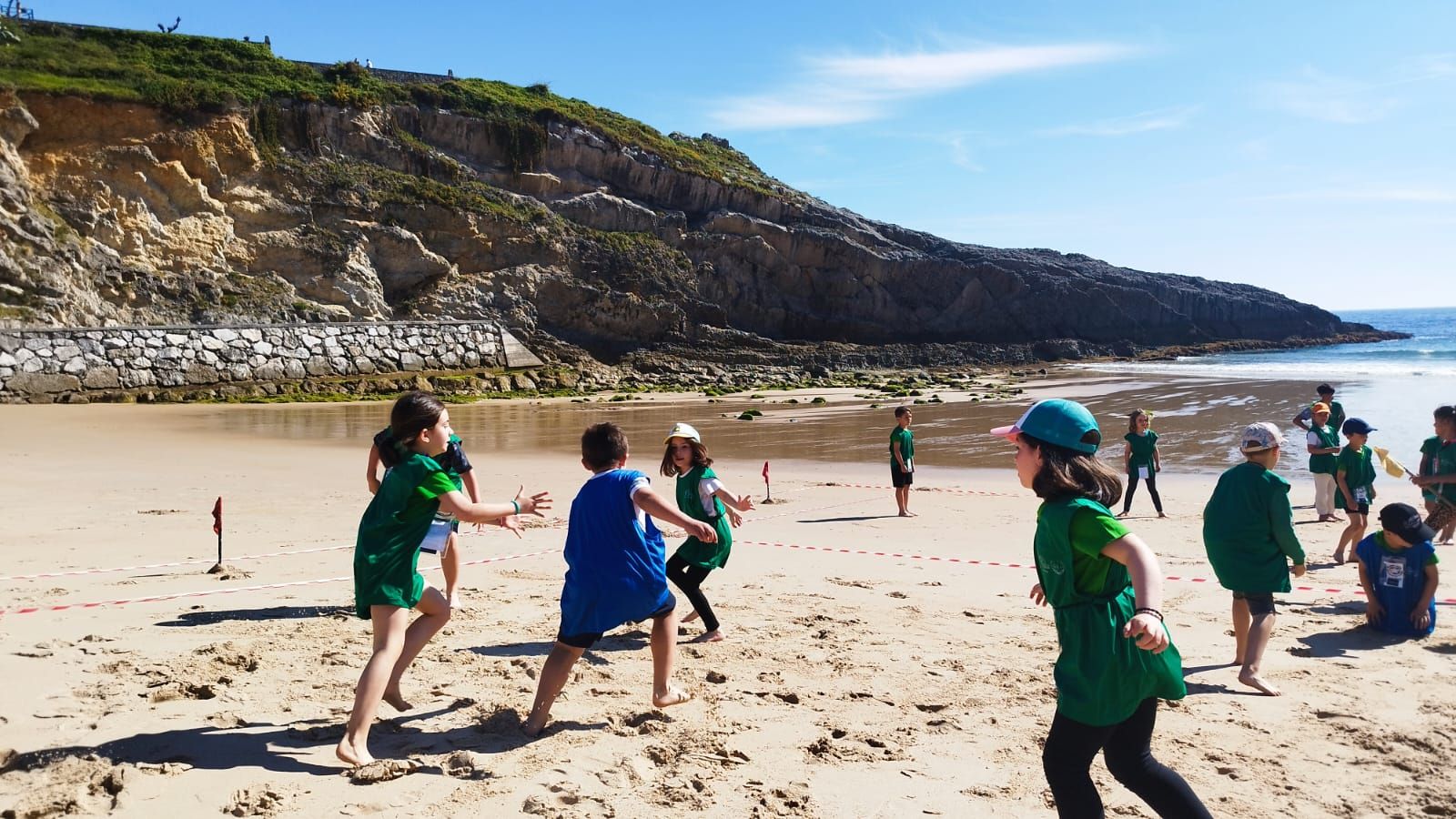 Día de juegos y playa. Más de 300 escolates de Llanes se reúnen en El Sablón por sus VI "Olimplayas"