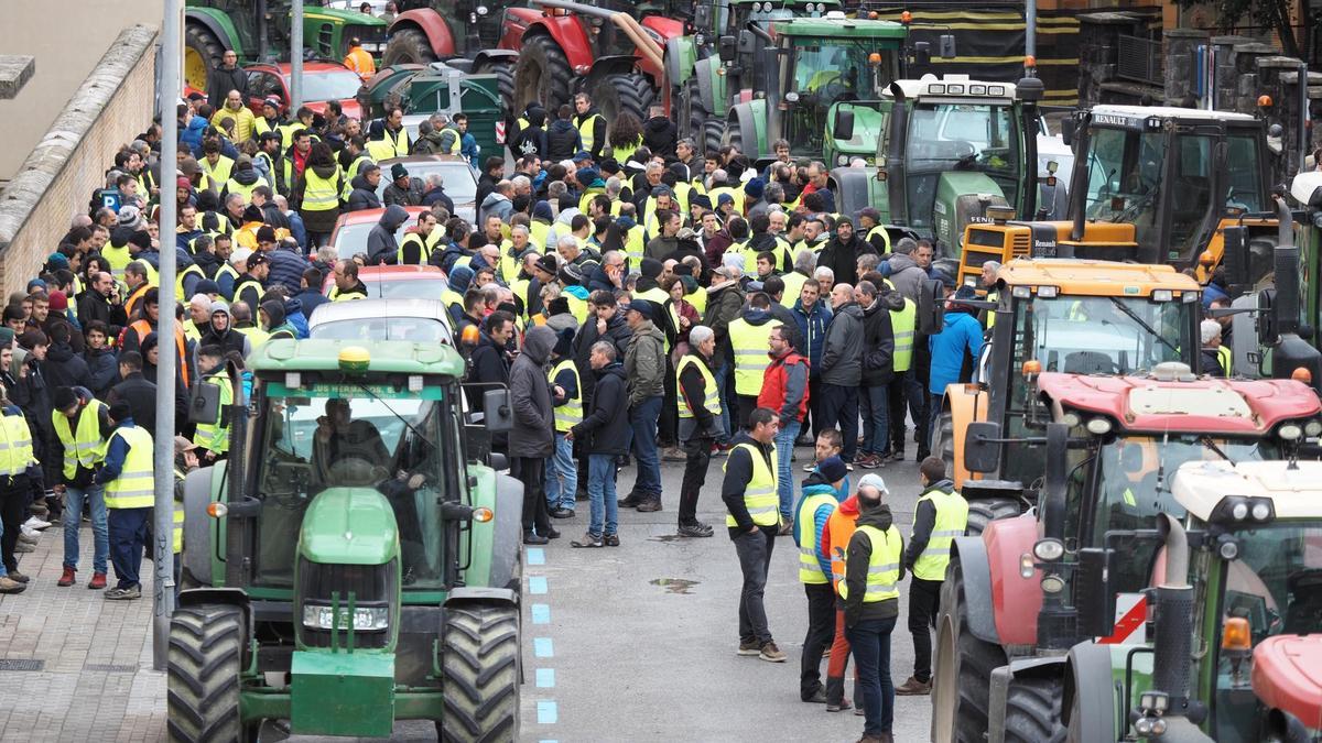 Agricultores y tractores se concentran frente a la consejería de Medio ambiente y Rural del Gobierno Navarra.