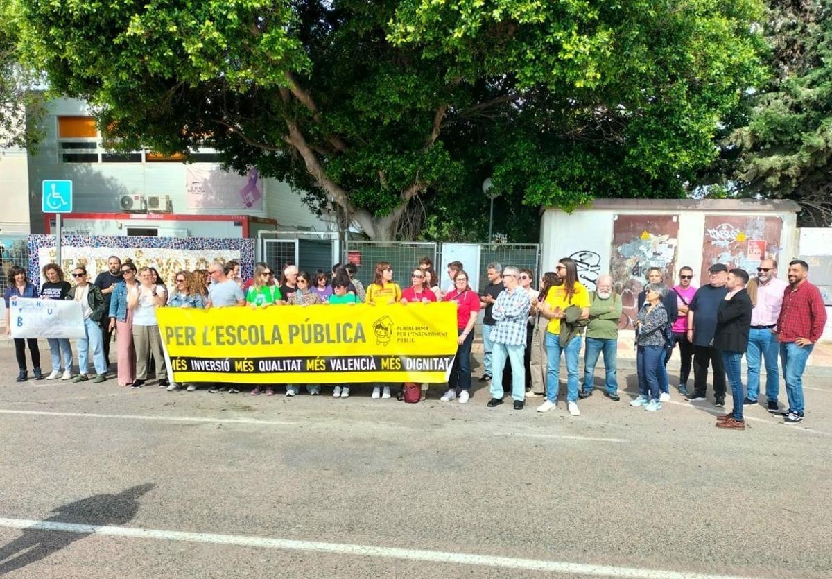 Un momento de la protesta ante el instituto Enric Valor de El Campello