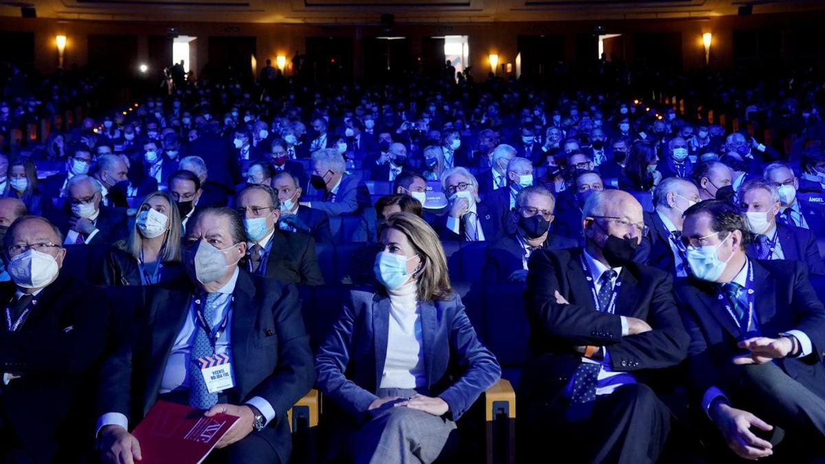 La ministra Raquel Sánchez, entre Vicente Boluda i Juan Roig, en un auditori ple