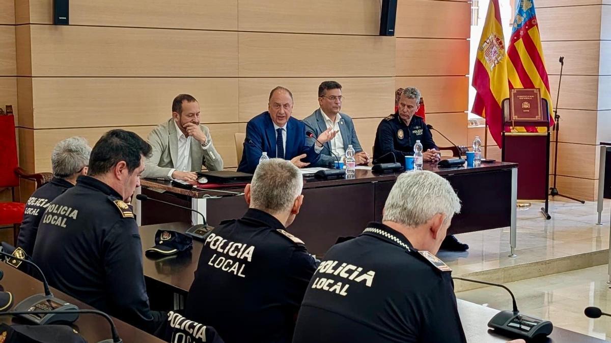 El conseller, Juan Carlos Valderrama, y el alcalde de Alfafar, Adsuara, con representantes de Policia Local de l'Horta Sud.