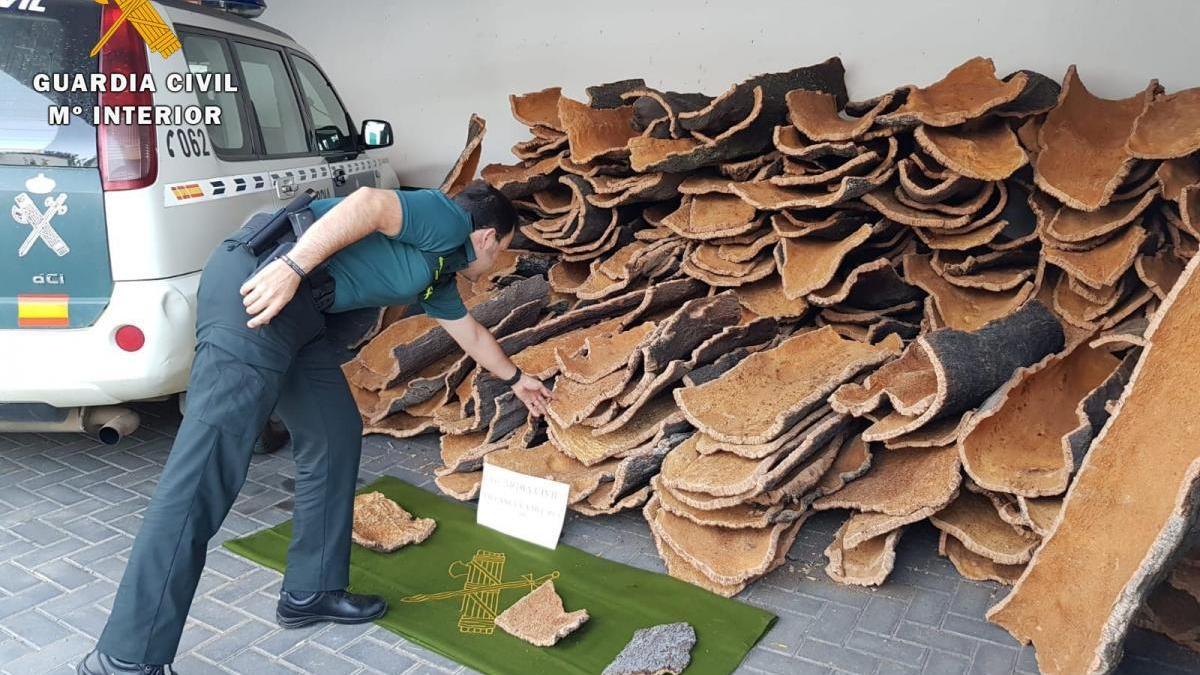 La Guardia Civil recupera 740 kilos de corcho sustraídos de una finca de Villanueva del Rey