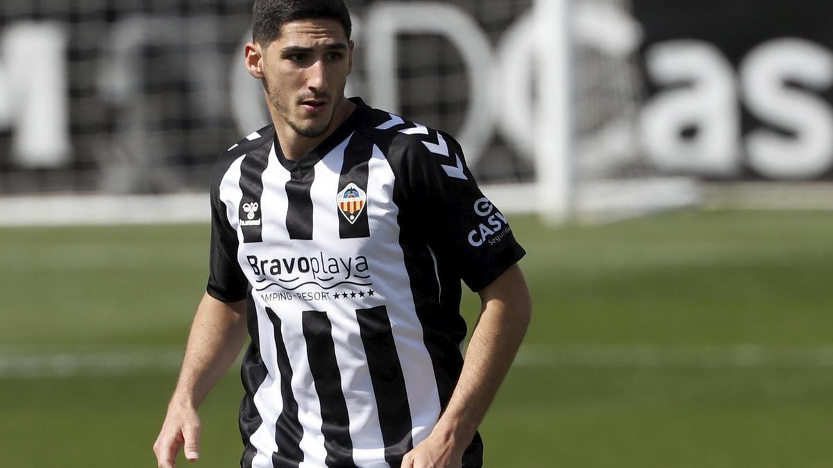 Yann Bodiger controla el esférico en un partido en Castalia.