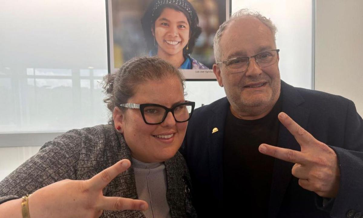 Rocío Sotón y Luis José Vigil-Escalera con la imagen «Lucía» detrás.