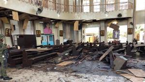 Interior de la catedral de Jolo, en Filipinas, tras registrar dos explosiones.