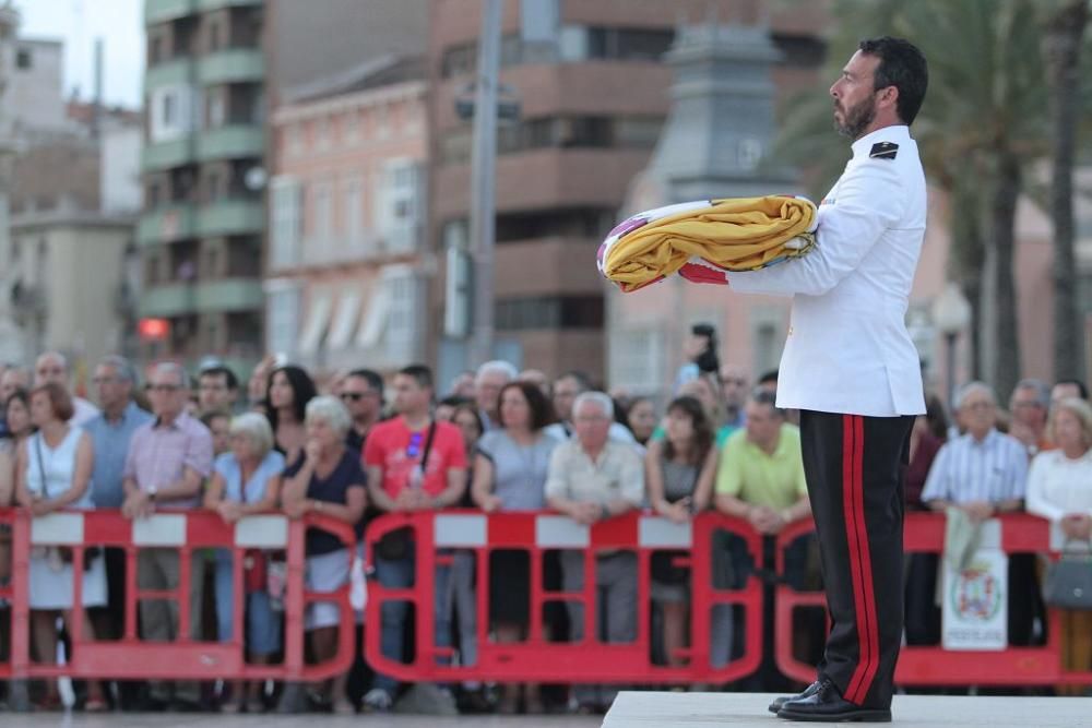 Honores a la bandera en el puerto