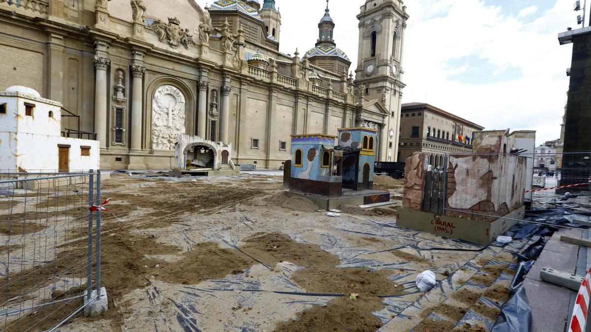 EN IMÁGENES | Comienza el montaje del belén de la plaza del Pilar