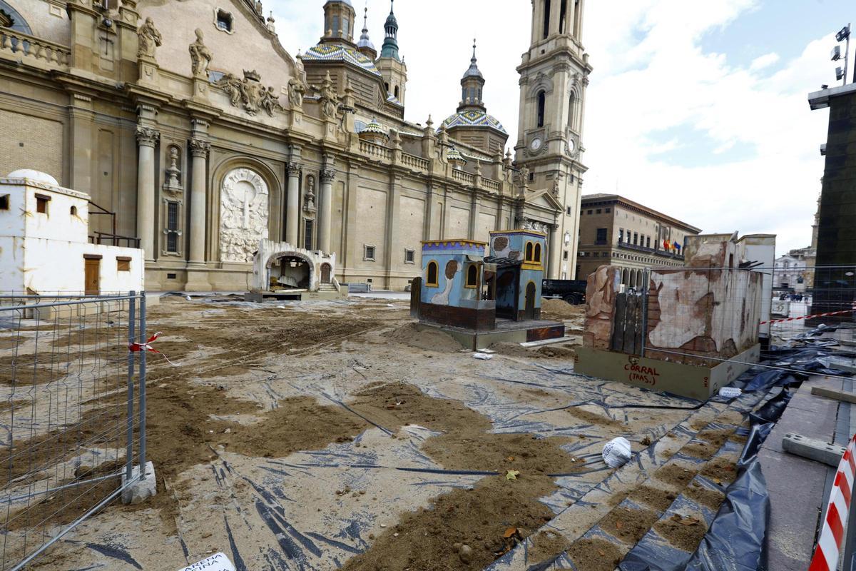 EN IMÁGENES | Comienza el montaje del belén de la plaza del Pilar