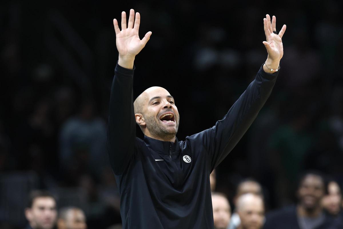 Jordi Fernández durante un partido como entrenador de los Brooklyn Nets.