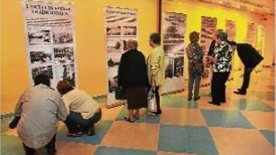 Diversos veïns mirant les fotografies de Xifra en l&#039;exposició.