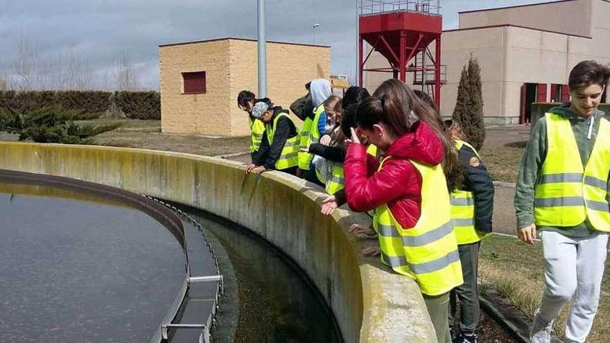 Alumnos de Los Sauces durante su visita a las instalaciones del Ciclo del Agua.