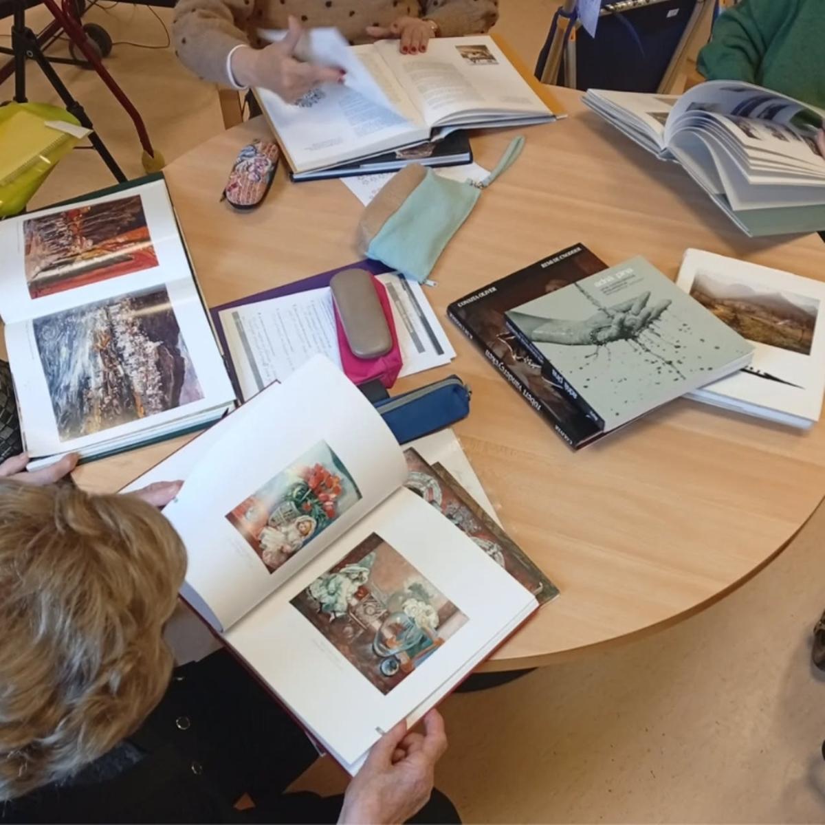 El centre promou diferents activitats socials i culturals, amb sessions també d'artteràpia.