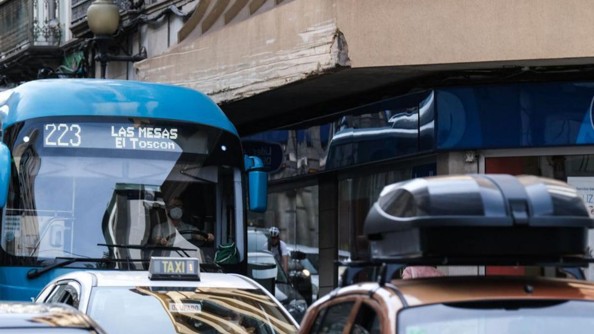 Desperfectos en la fachada de un edificio en la calle Buenos Aires. | | JOSÉ CARLOS GUERRA