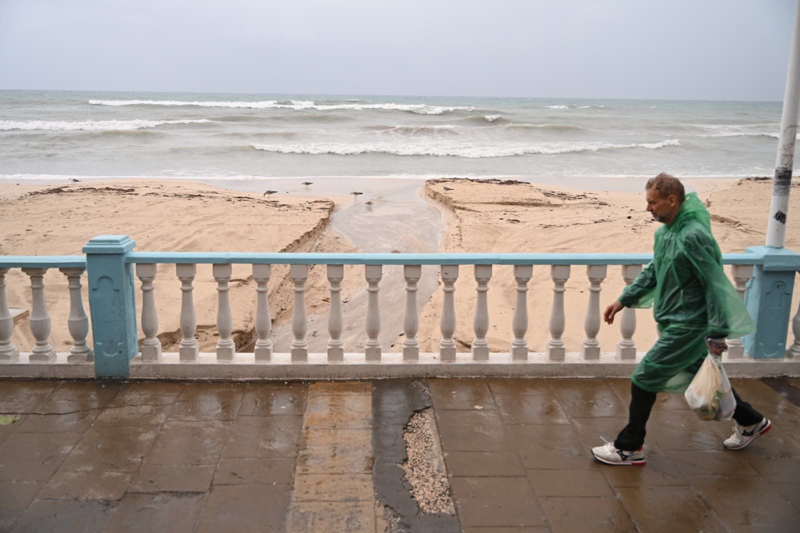 La playa de los locos de Torrevieja durante la dana Alice