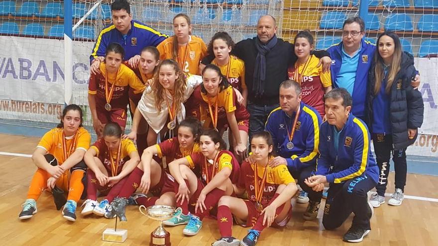 Las jugadoras de la sub-17 de la Región posan con sus trofeos de subcampeonas de España.