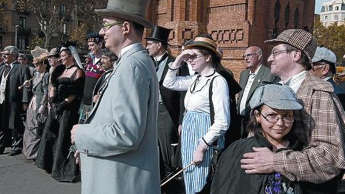 Seguidores de Sherlock Holmes, vestidos de época, ayer, ante el Arc de Triomf.