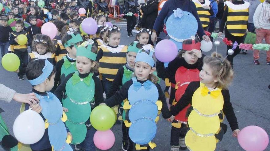 Un grupo de niñas y niños durante el Enterriño da Sardiña del año pasado en Bueu. // Santos Álvarez