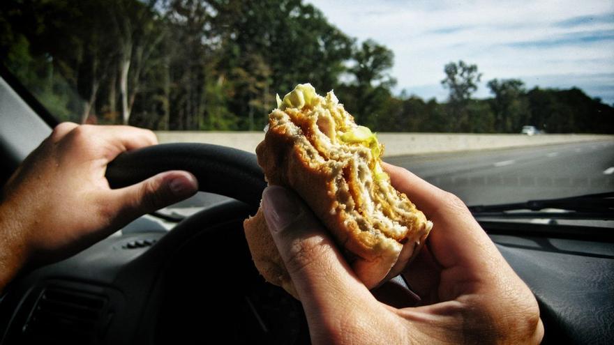 Esta es la multa por comer y beber dentro del coche