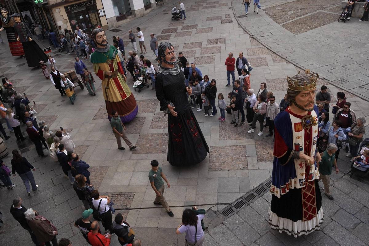 Encuentro de gigantes y cabezudos Encuentro de gigantes y cabezudos