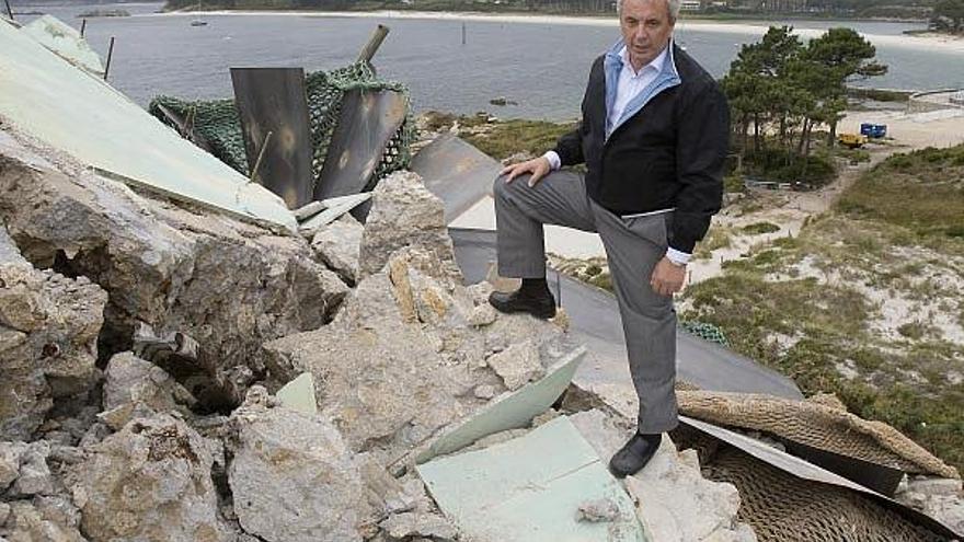 El conselleiro de Medio Ambiente, Manuel Vázquez, observa los restos de la demolición del monolito franquista de Cíes.