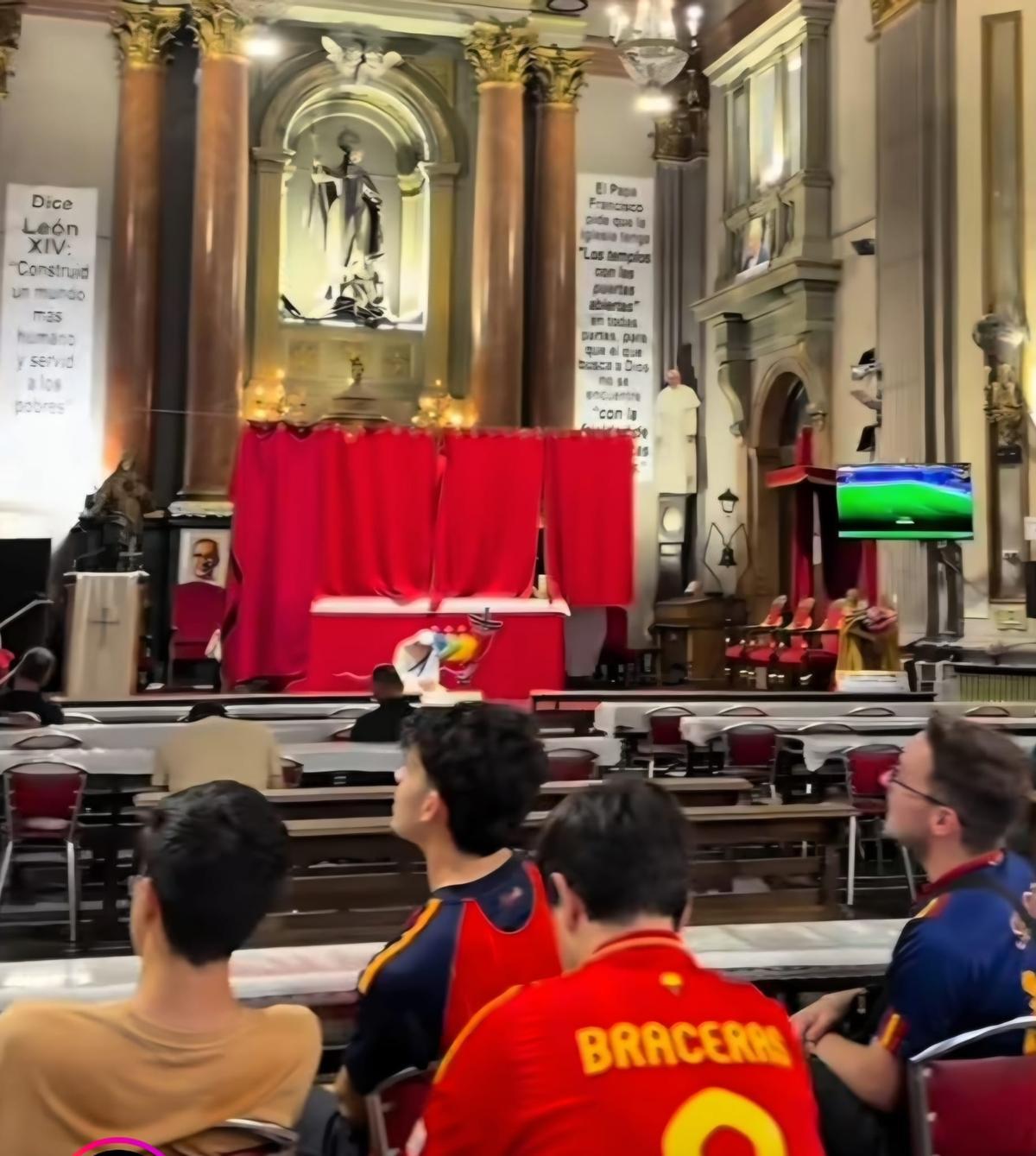 Aficionados, viendo el España-Cabo Verde en la iglesia de San Antón