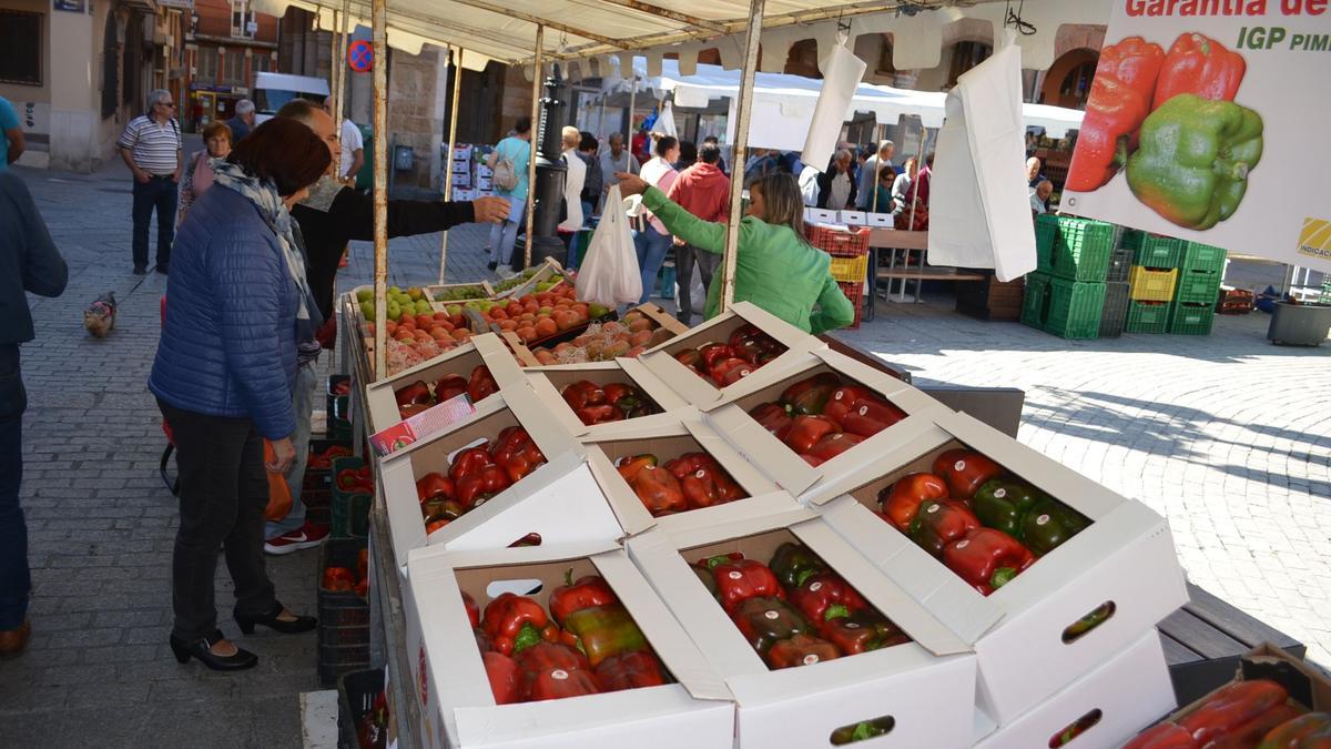 Pimiento morrón de la IGP Fresno-Benavente en una edición pasada de la Feria del Pimiento. / E. P.