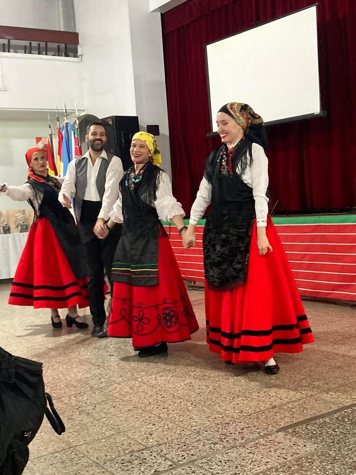 Varias socias, ataviadas con trajes regionales.
