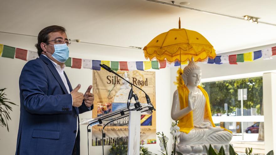 Luz verde ambiental a la estatua gigante de Buda en Cáceres