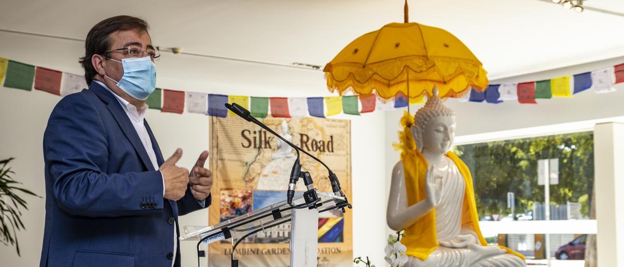 Vara junto a la réplica de la estatua de Buda, en un acto en 2020 en Cáceres.