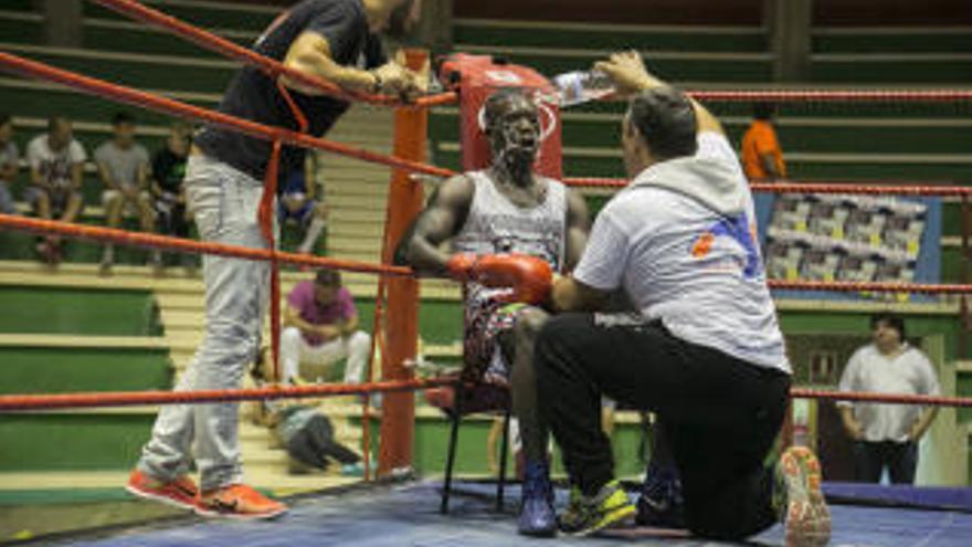 Selen Agudi recibe instrucciones y asistencia en su esquina durante su combate contra Xabier Burgueño.