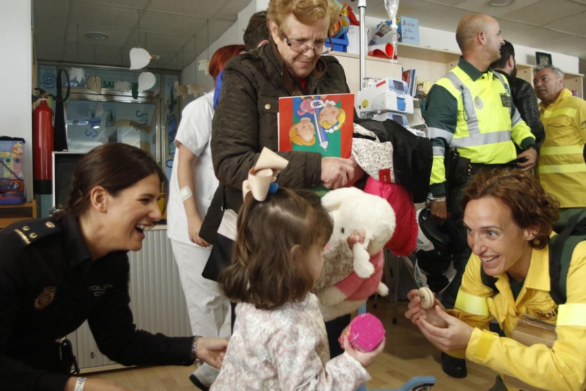 La asociación Sonrisas visita  a los niños hospitalizados en el Reina Sofía