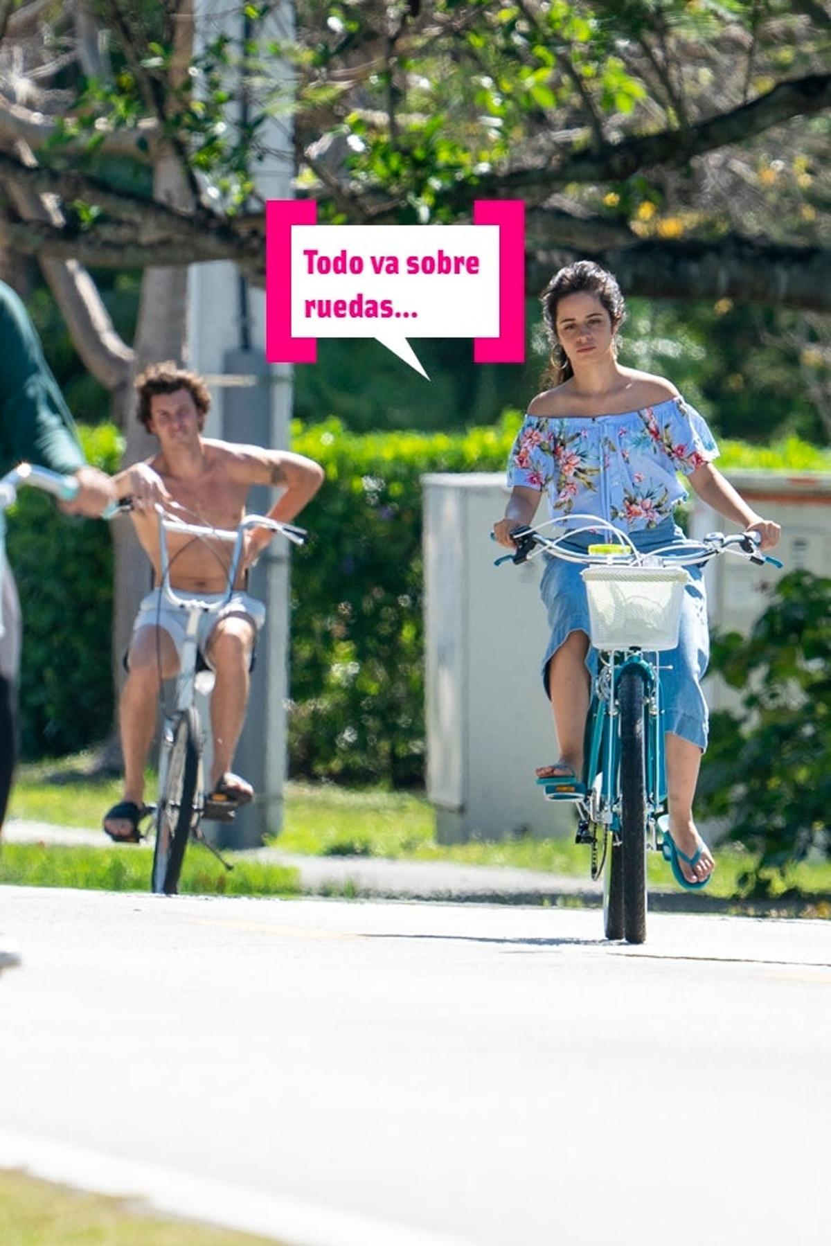 Camila Cabello y Shawn Mendes montan en bici