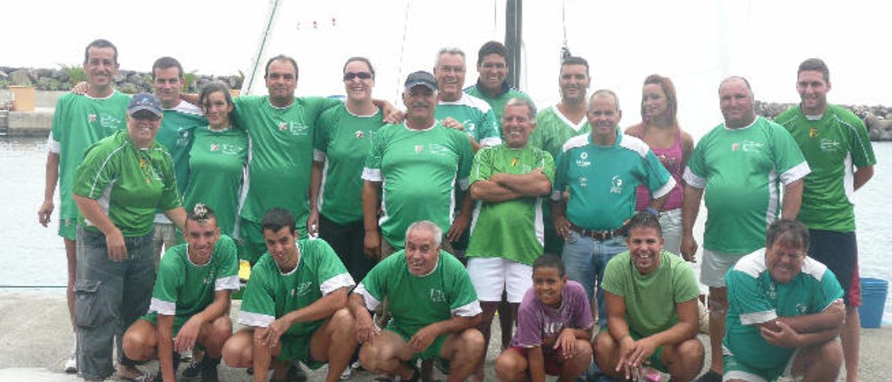 Tripulación del Porteño que pegó frente al Isla de La Graciosa en 2009, en el Muelle Deportivo.