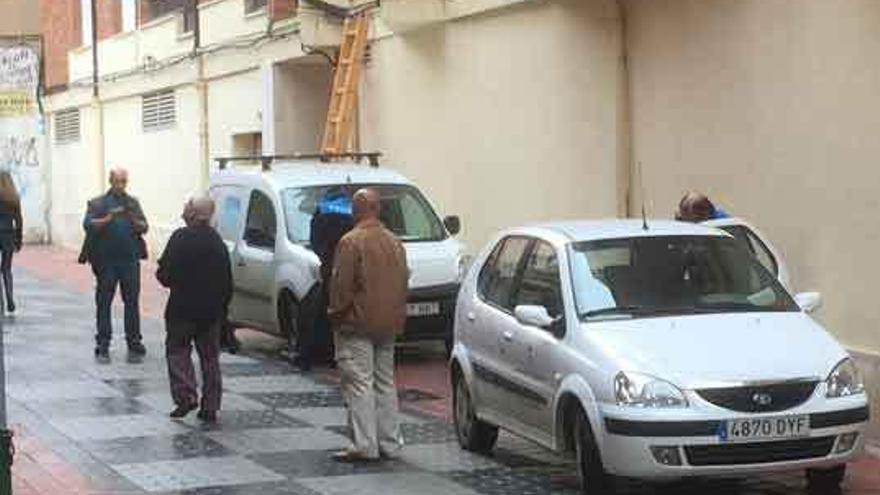 La Policía denuncia la instalación de fibra óptica en la calle Carbajés el lunes.