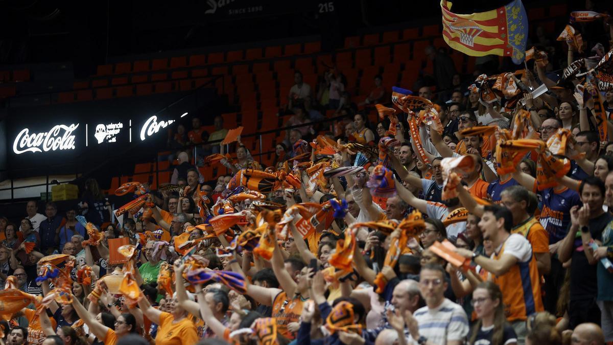 La afición taronja, durante el partido de vuelta de la semifinal ante el Casademont Zaragoza