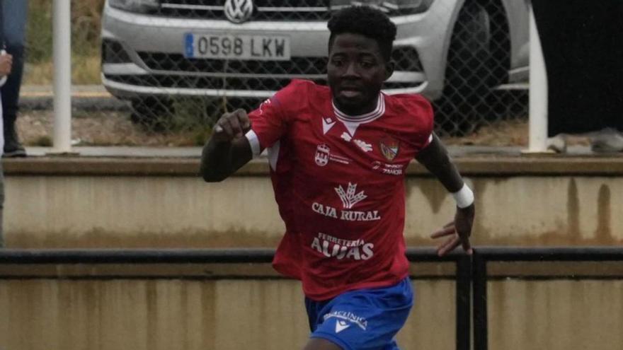 Un jugador del CD Benavente, con el balón. | J. L. F.