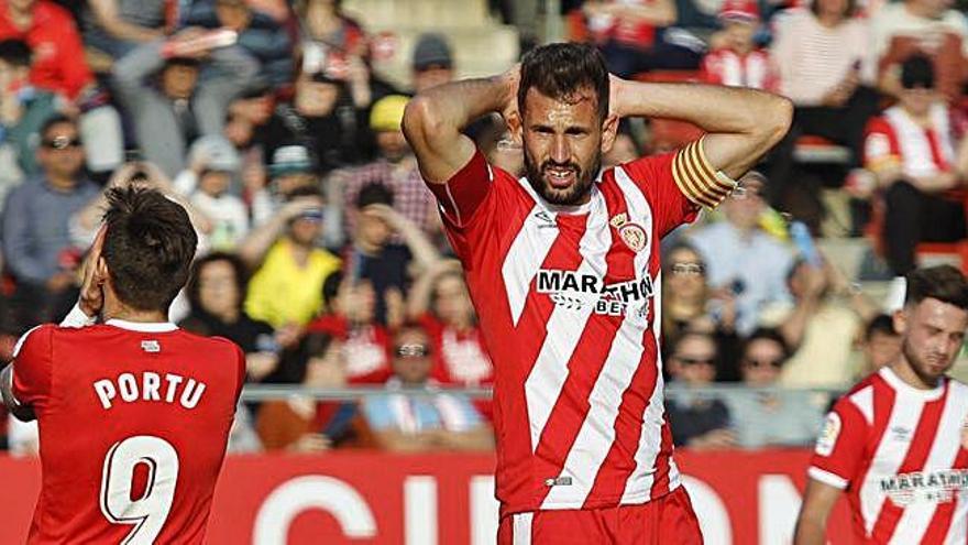 Stuani es posa les mans el cap durant un moment del partit entre el Girona i el Vila-real a Montilivi.