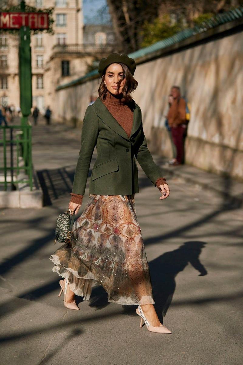 Camila Coelho, impecable en su paseo por París