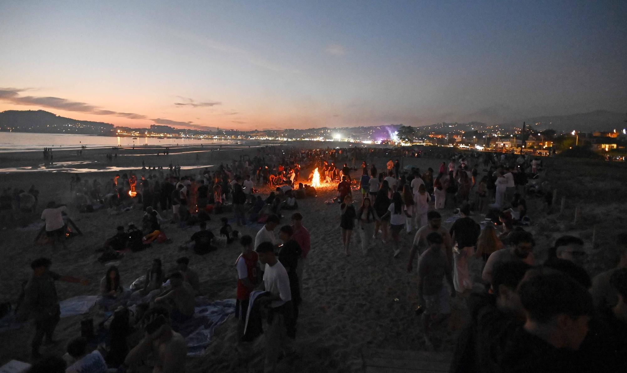 Ambientazo en las playas y plazas llenas para celebrar la noche meiga