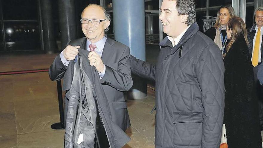 Montoro y el alcalde, Carlos Negreira, a la salida de Palexco tras un foro empresarial en 2010. víctor echave