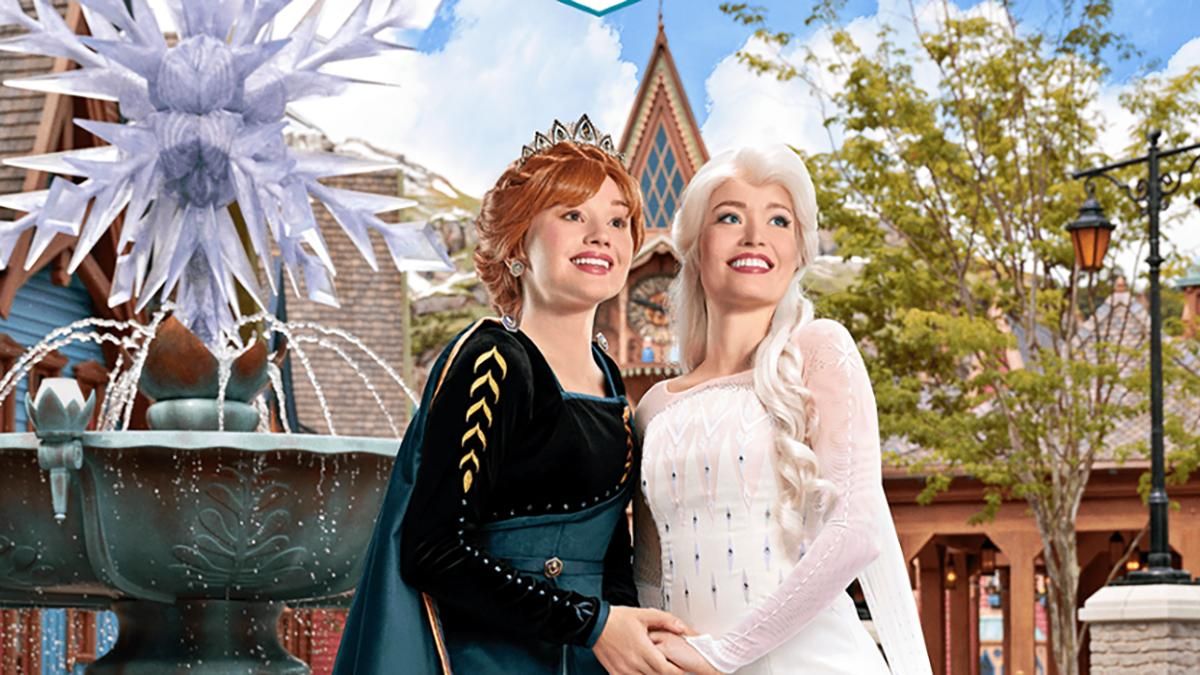 Elsa y Anna reciben a los visitantes en el Encuentro de la Realeza de World of Frozen, una de las experiencias más esperadas dentro de Arendelle.