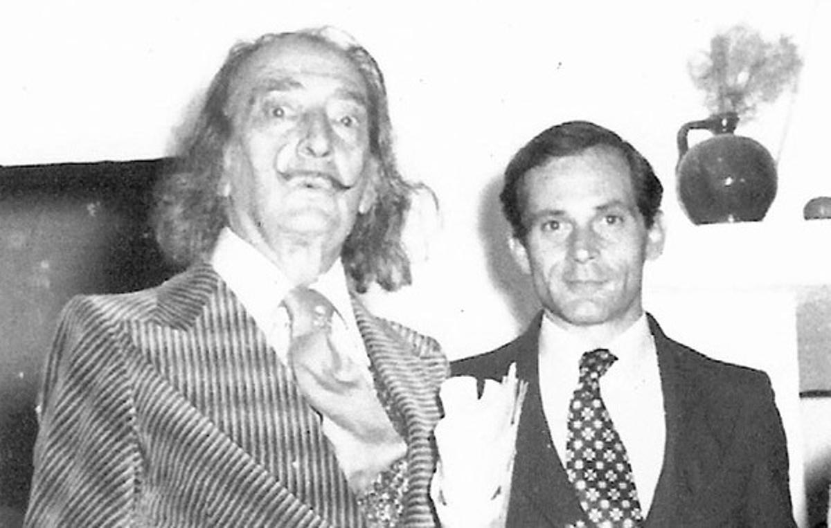 Juan González-Quirós, a la derecha, junto a Dalí.